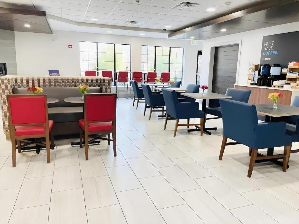 Holiday Inn Express Hotel & Suites Grand Island By Ihg Buitenkant foto